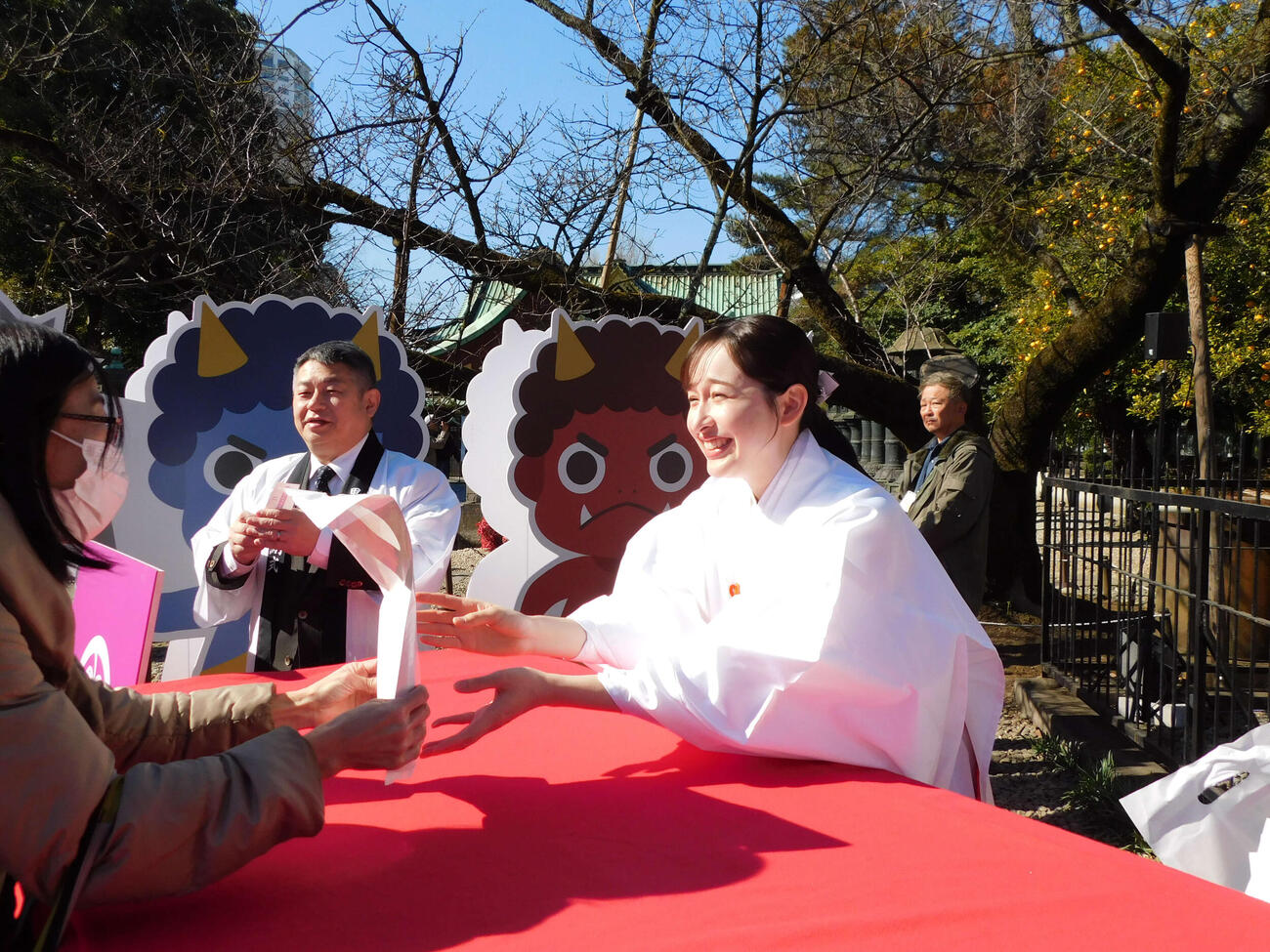 「上野東照宮　節分祭“黒”福豆まき」来場者に、一日巫女（みこ）姿で記念品を手渡すTBS宇賀神メグアナウンサー