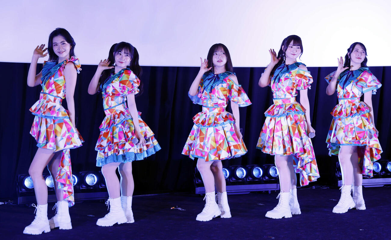 映画「恋愛裁判」スペシャルライブ＆舞台あいさつでスペシャルライブを行った登壇者、左から小川未祐、仲村悠菜齊藤京子、桜ひなの、今村美月（撮影・山本朝陽）