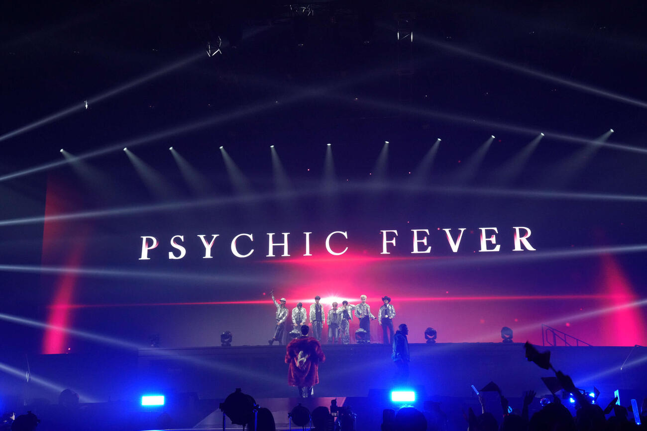 「øMI LIVE 2026　～INFINITY MOON～　Day3：FINAL NIGHT　～THE FUSION～」でパフォーマンスするøMI（手前）とPSYCHIC FEVER
