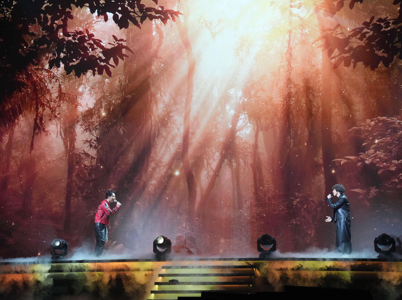「øMI LIVE 2026　～INFINITY MOON～　Day3：FINAL NIGHT　～THE FUSION～」で歌唱するøMI（左）と三浦大知