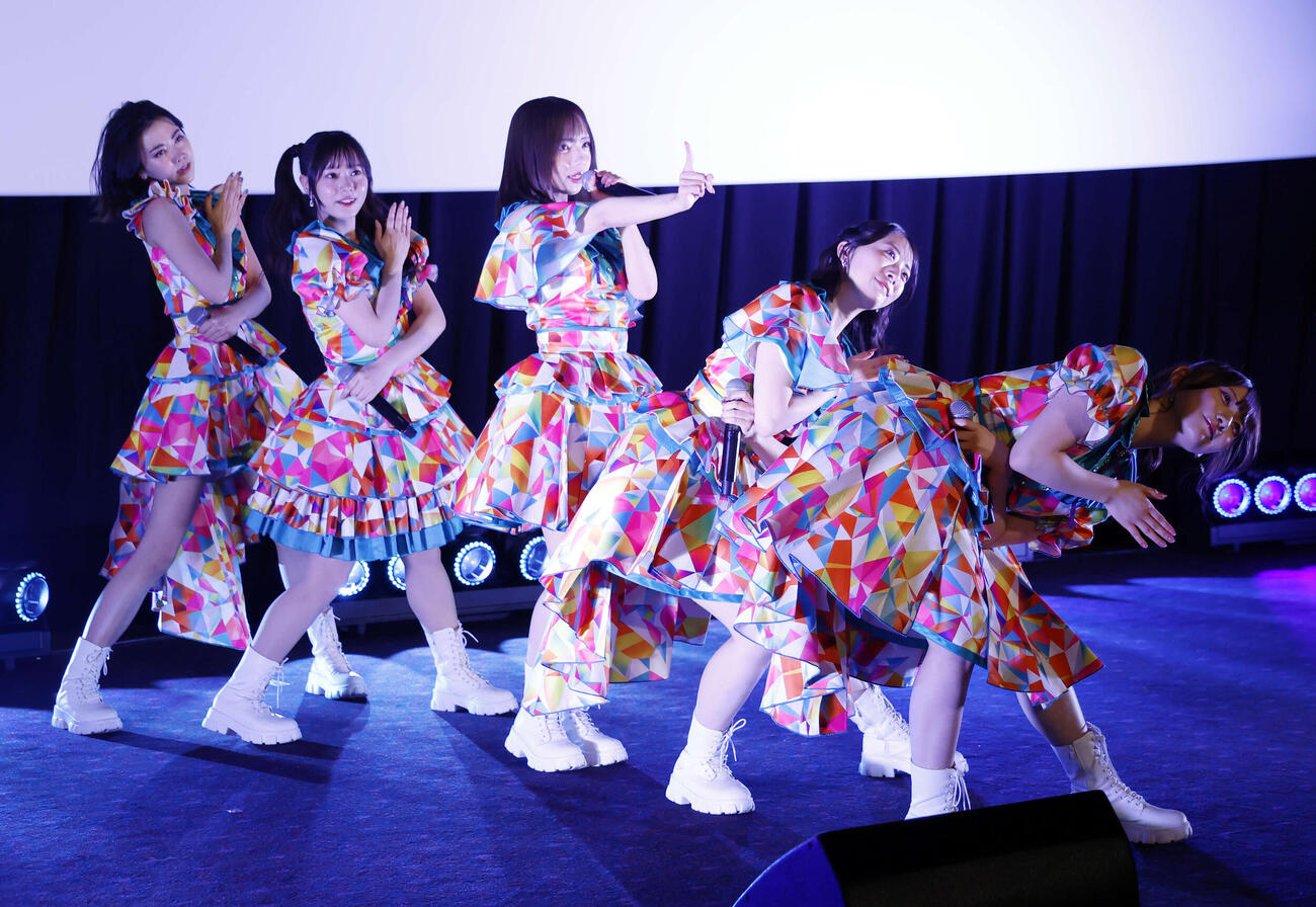 映画「恋愛裁判」スペシャルライブ＆舞台あいさつでスペシャルライブを行った登壇者、左から小川未祐、仲村悠菜、齊藤京子、今村美月、桜ひなの（撮影・山本朝陽）