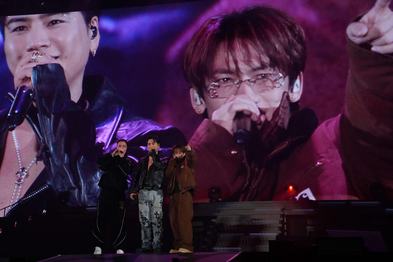 「øMI LIVE 2026　～INFINITY MOON～　Day3：FINAL NIGHT　～THE FUSION～」で歌唱する、左からSWAY、øMI、NAOTO