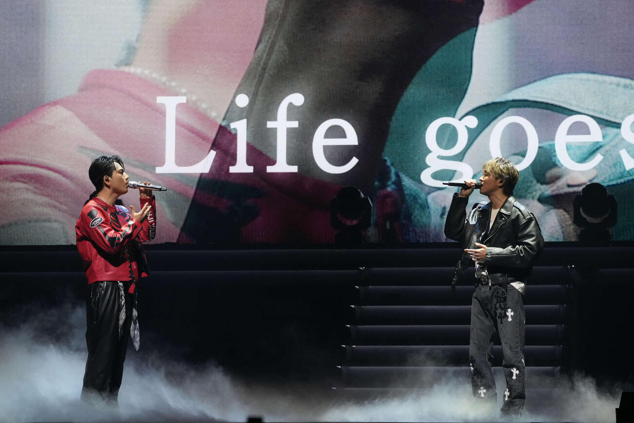 「øMI LIVE 2026　～INFINITY MOON～　Day3：FINAL NIGHT　～THE FUSION～」で歌唱するøMI（左）とEXILE TAKAHIRO