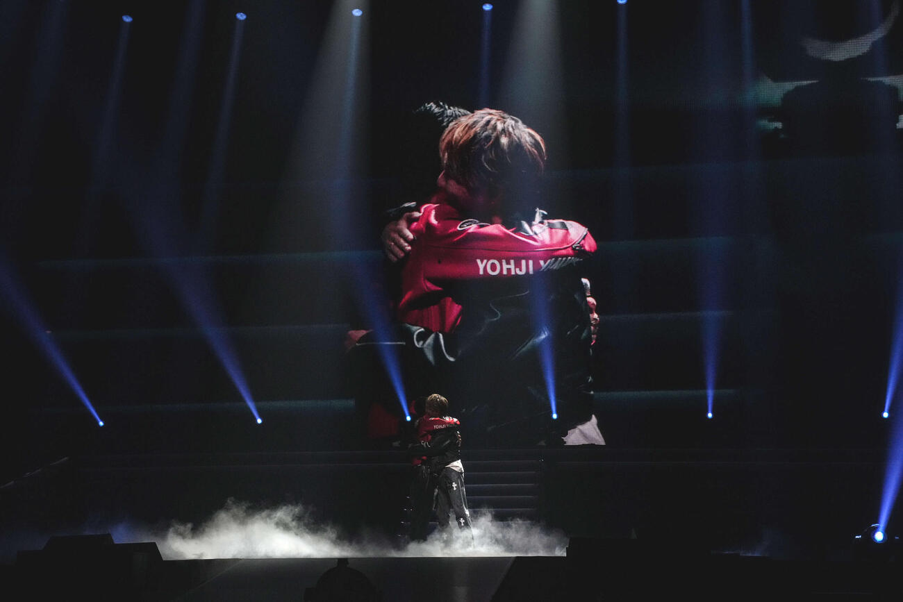 「øMI LIVE 2026　～INFINITY MOON～　Day3：FINAL NIGHT　～THE FUSION～」で、EXILE TAKAHIRO（右）と抱き合うøMI
