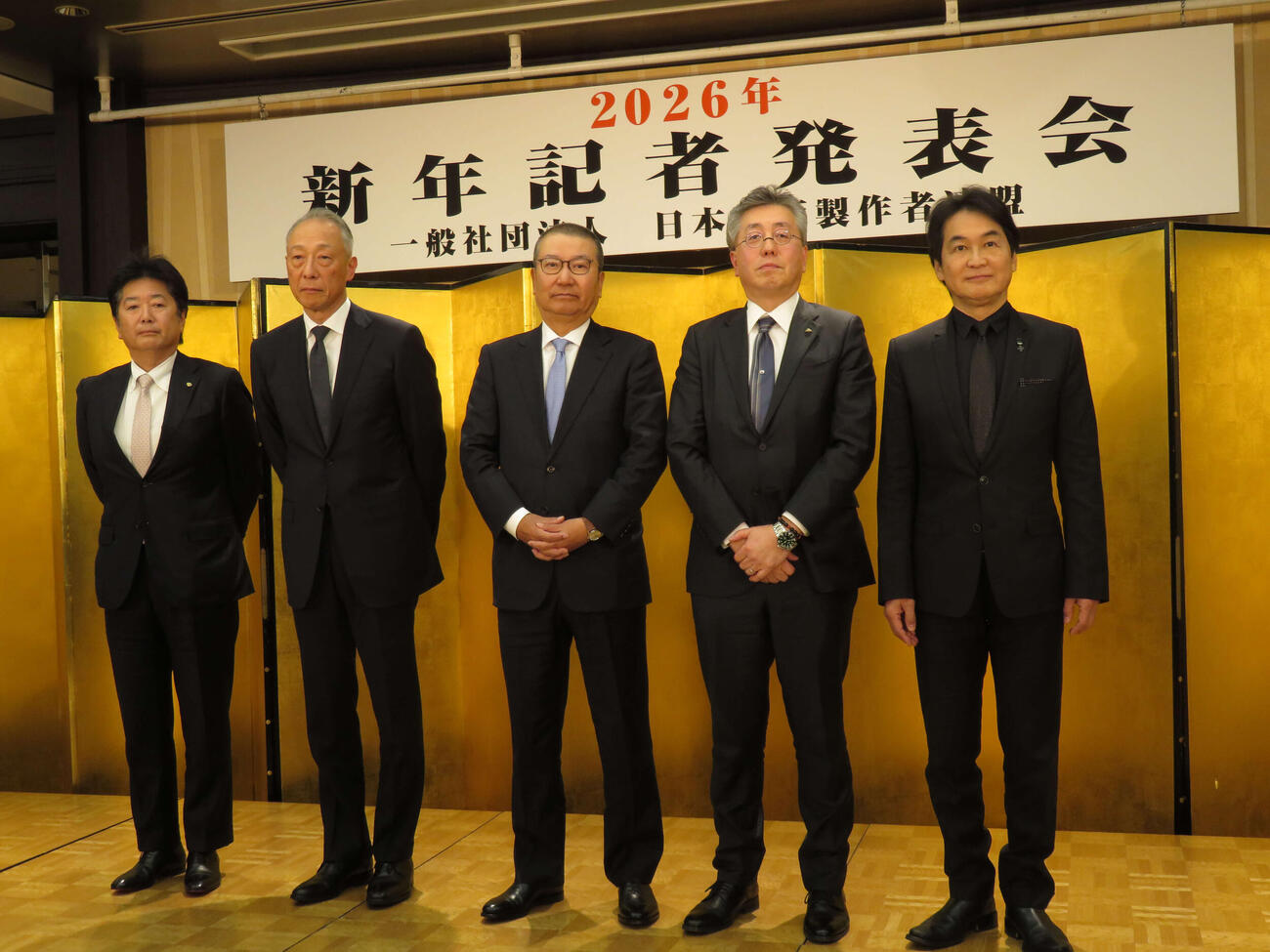日本映画製作者連盟2026年新年記者発表会に出席した、左から松竹の高橋敏弘社長、東宝の松岡宏泰社長、映連の島谷能成会長、東映の吉村文雄社長、KADOKAWAの夏野剛社長（撮影・村上幸将）