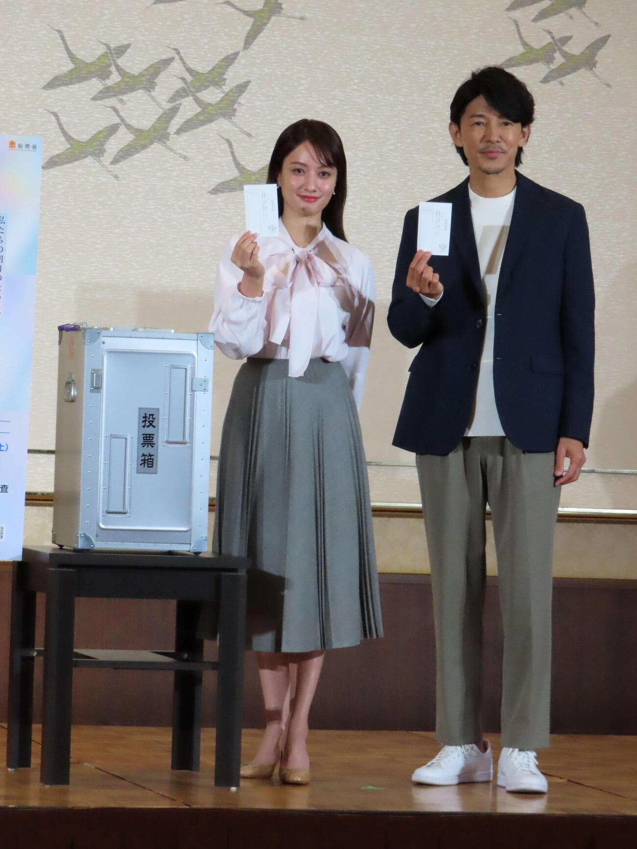 「第51回衆議院議員総選挙」期日前投票デモンストレーション記者発表会に出席した藤木直人（右）と谷まりあ