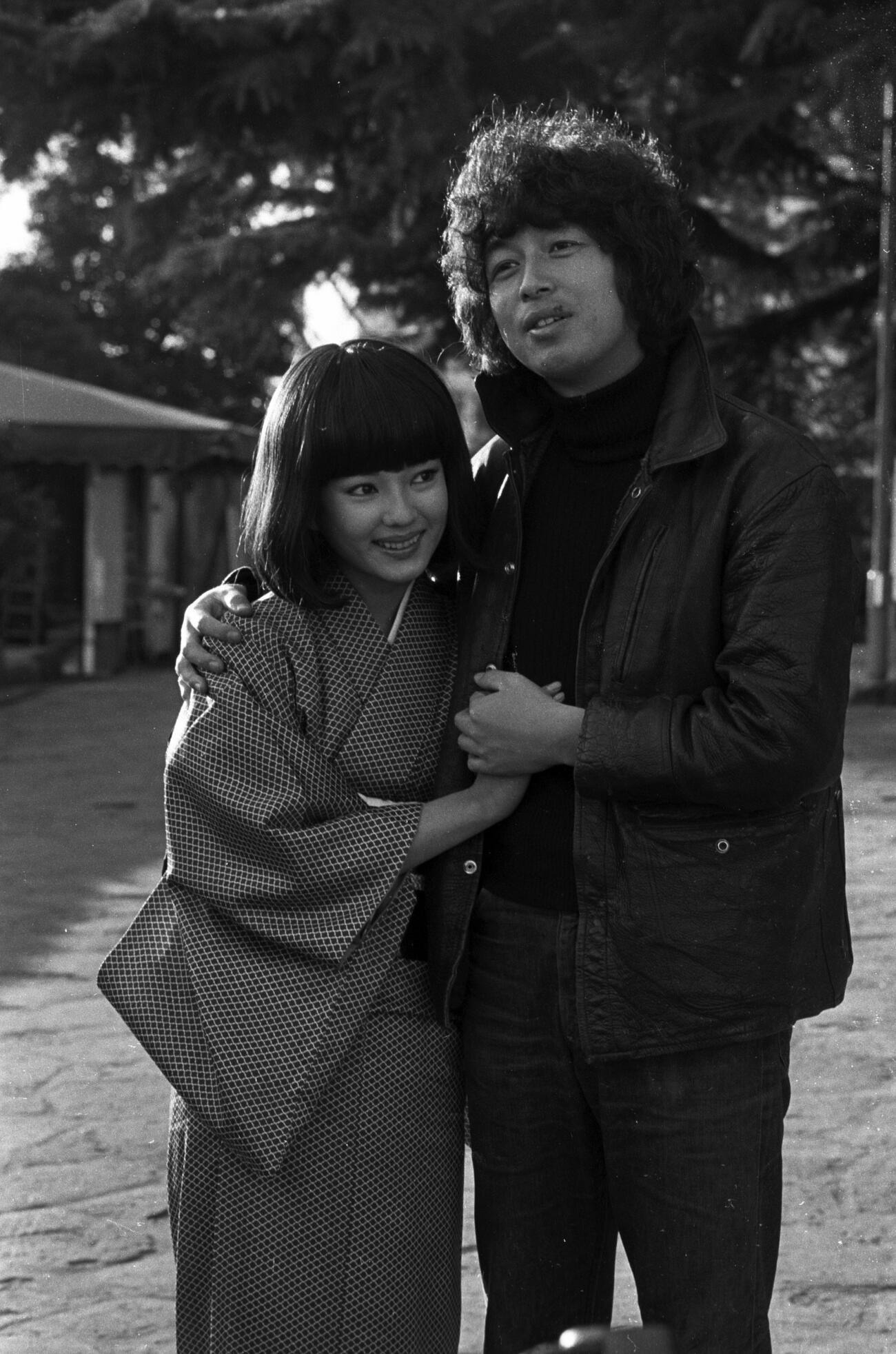 タレントの五十嵐淳子と婚約を発表した中村雅俊（1976年12月撮影）