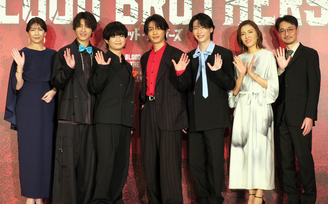 ミュージカル「ブラッド・ブラザーズ」制作発表会で。左から、瀬奈じゅん、島太星、渡邊蒼、小林亮太、山田健登、安蘭けい、演出日澤雄介氏