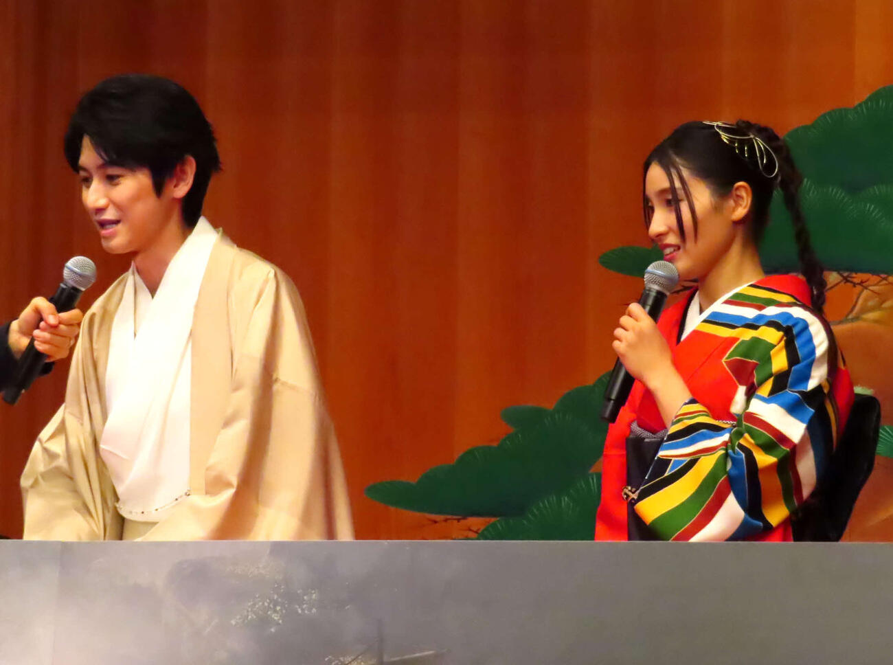 能楽堂の舞台上でゲームをする本郷奏多（左）と、見守る土屋太鳳
