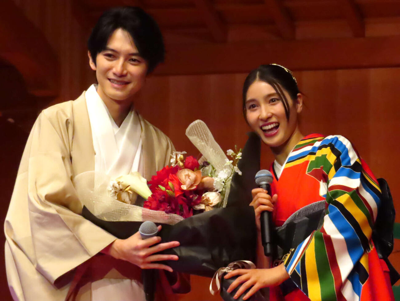 本郷奏多（左）から誕生日を祝う花束を受け取る土屋太鳳