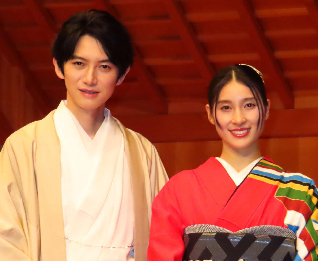 「仁王3」完成発表会に登壇した本郷奏多（左）と土屋太鳳