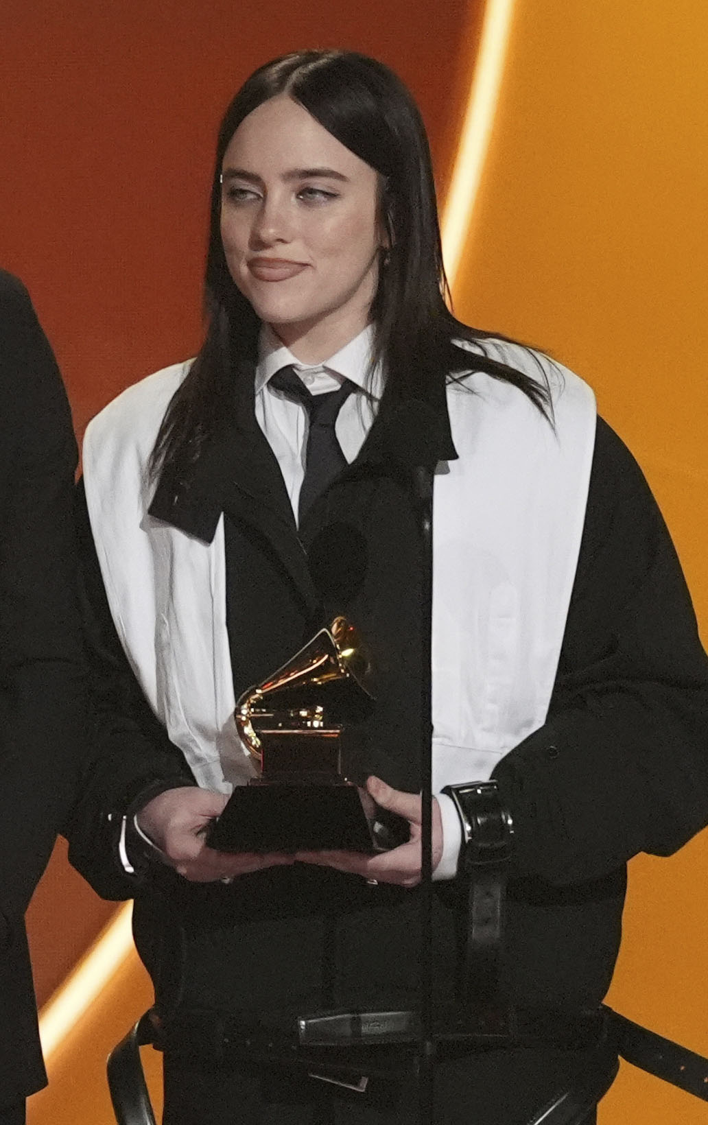 第68回グラミー賞で最優秀楽曲賞を受賞したビリー・アイリッシュ（AP＝共同）