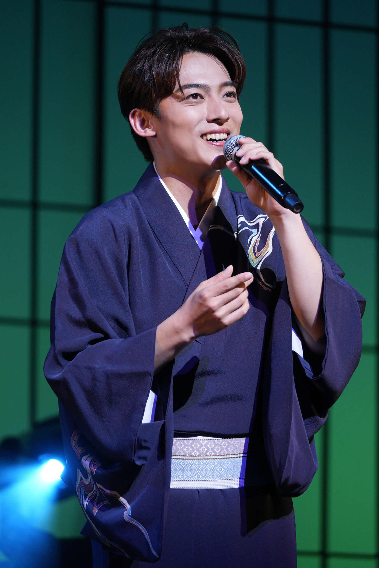 和服姿で歌う辰巳ゆうと