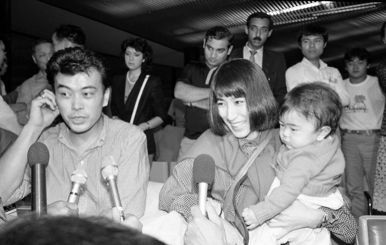 83年10月、歌手活動を休業していた藤圭子さん、宇多田照実氏夫妻が長女光ちゃんを伴い帰国