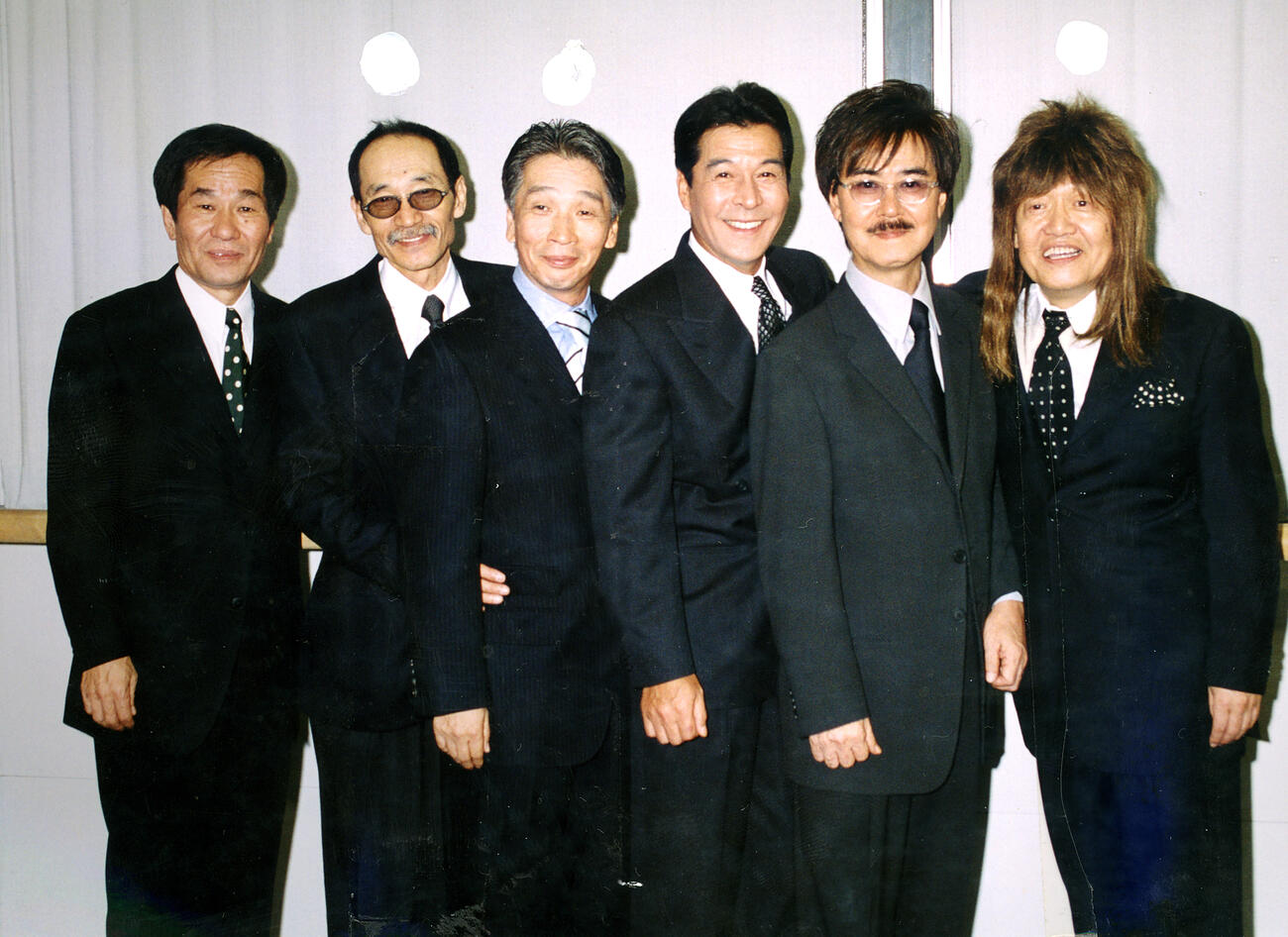2000年11月、再結成したザ・スパイダース。左から田辺昭知、井上堯之、堺正章、井上順、大野克夫、ムッシュかまやつ