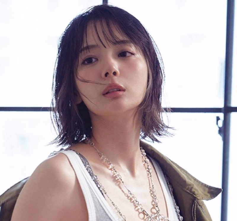 スケスケミニワンピ姿（岡田紗佳のインスタグラムから）