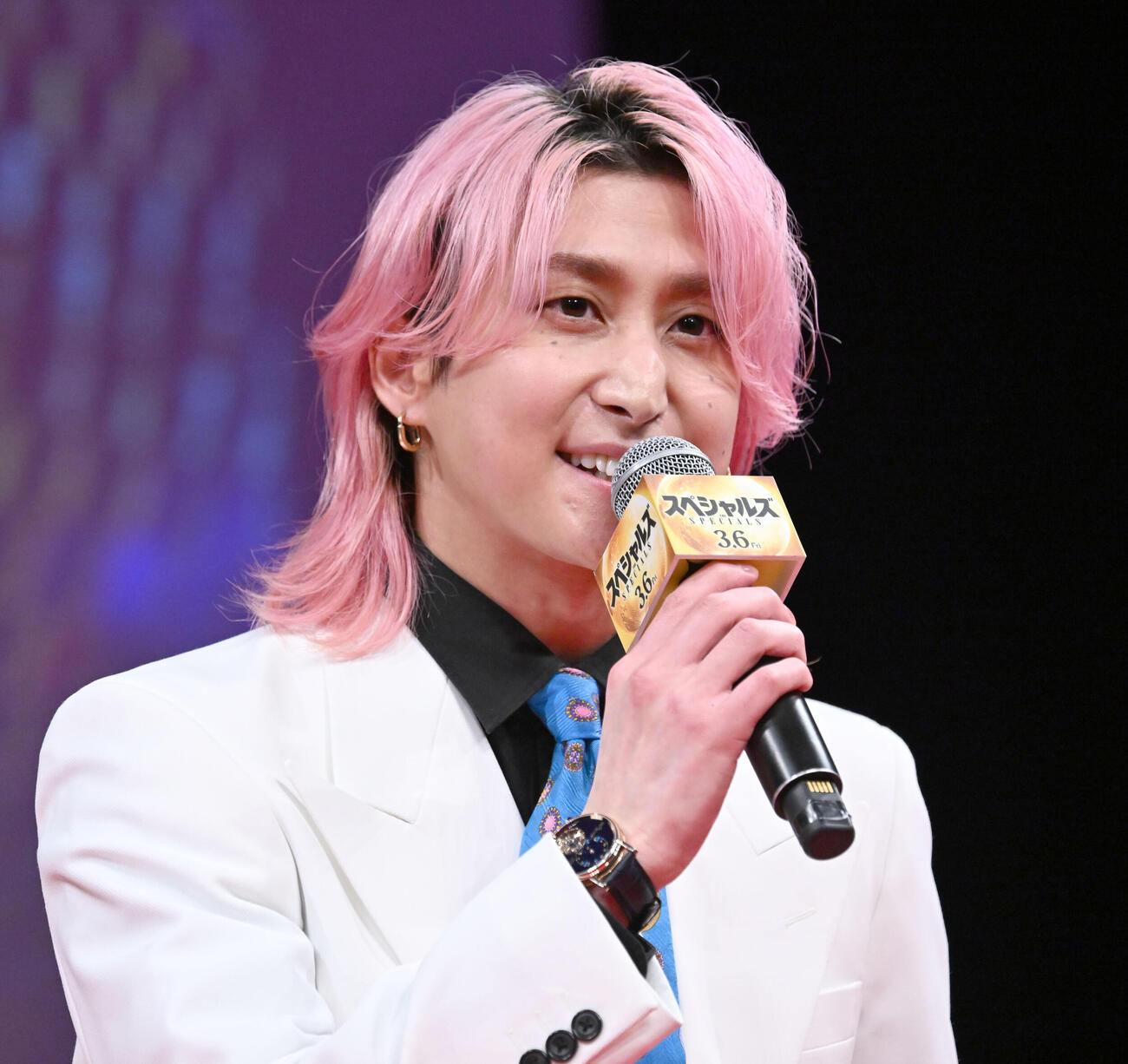 映画「スペシャルズ」の完成披露舞台あいさつをする佐久間大介（撮影・千葉一成）