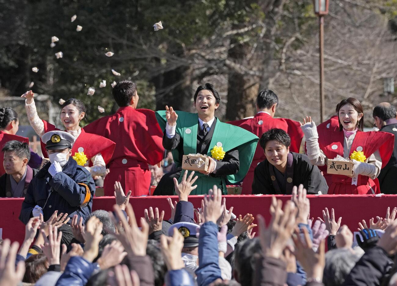 成田山新勝寺の節分会で、豆をまくNHK大河ドラマ「豊臣兄弟！」の仲野太賀さん（中央）ら（共同）
