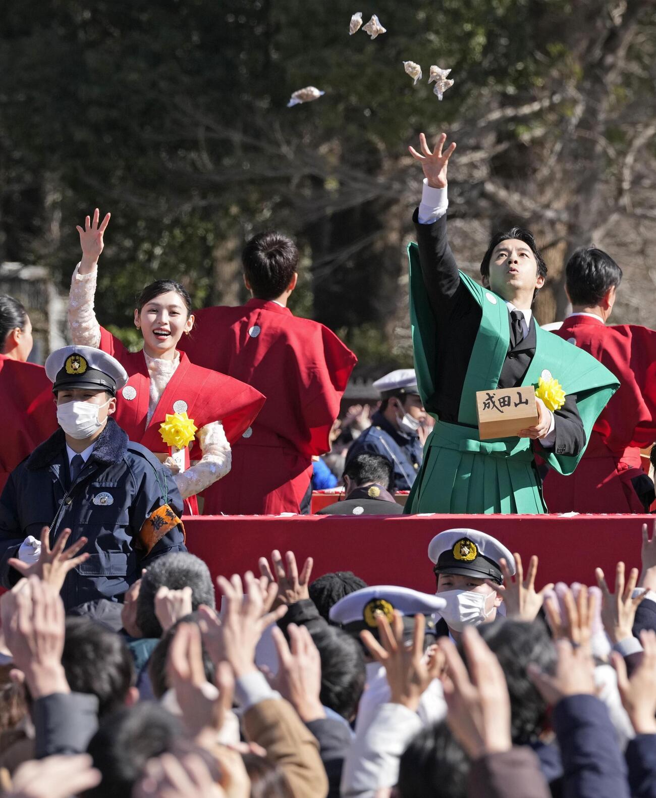 成田山新勝寺の節分会で、豆をまくNHK大河ドラマ「豊臣兄弟！」の仲野太賀さん（右）と白石聖さん（共同）