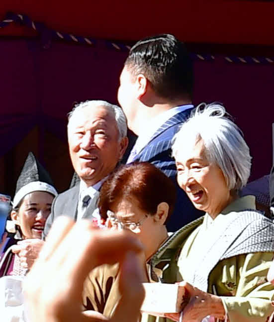 日枝神社の「節分祭」での豆まきで元横綱の白鵬翔さん（右）と談笑する青木功（撮影・松尾幸之介）