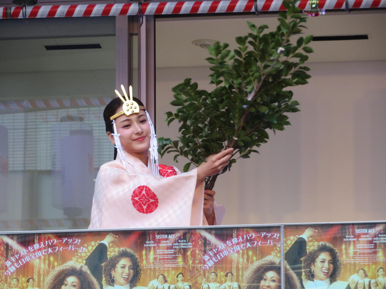 水天宮節分祭でお祓いをする平祐奈（撮影・川田和博）