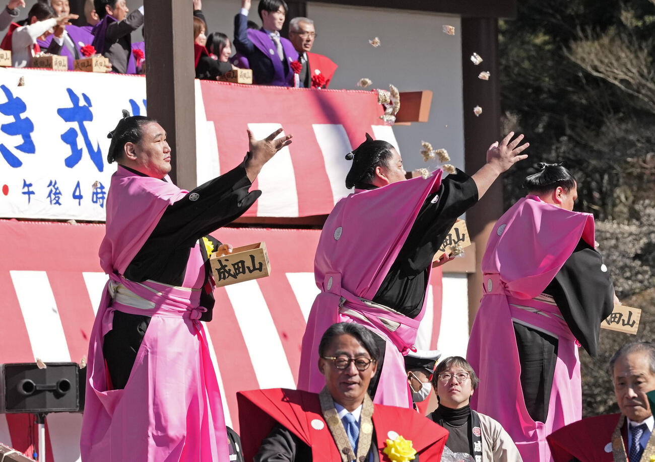 成田山新勝寺の節分会で、豆をまく横綱豊昇龍関（左）ら（共同）