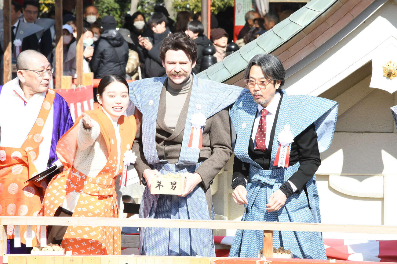 成田山不動尊（成田山大阪別院明王院）の節分祭に出席した、左から、髙石あかり、トミー・バストウ、岡部たかし（撮影・阪口孝志）