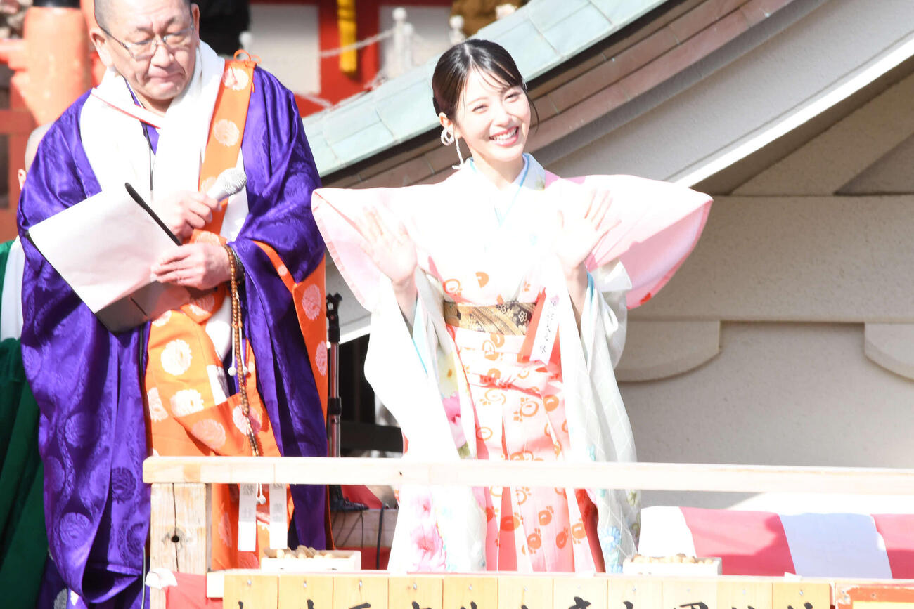 成田山不動尊（成田山大阪別院明王院）の節分祭に参加した浜辺美波（撮影・阪口孝志）