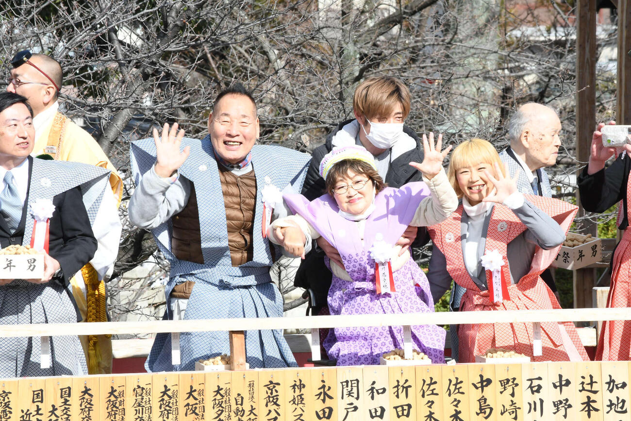 成田山不動尊（成田山大阪別院明王院）の節分祭に出席した宮川大助（左）花子（撮影・阪口孝志）