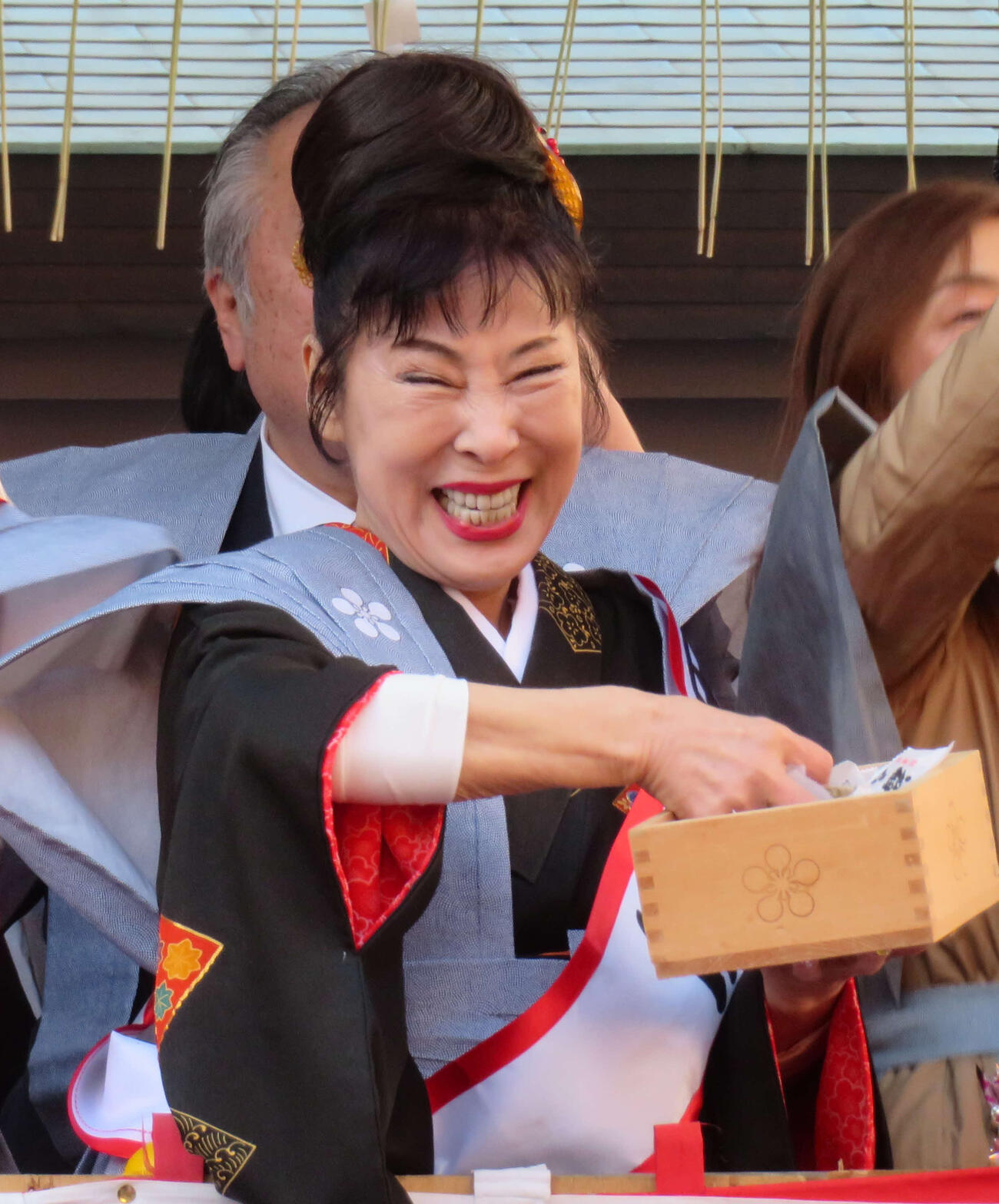 節分会で豆をまく原田悠里