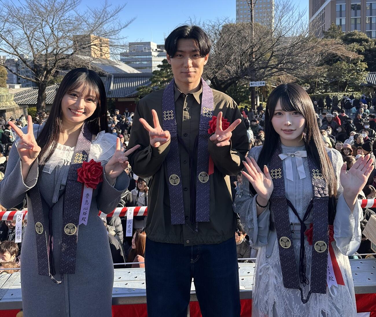 護国寺で行われた節分祭に参加した、左から豊島心桜、松谷鷹也、Mumeixxx