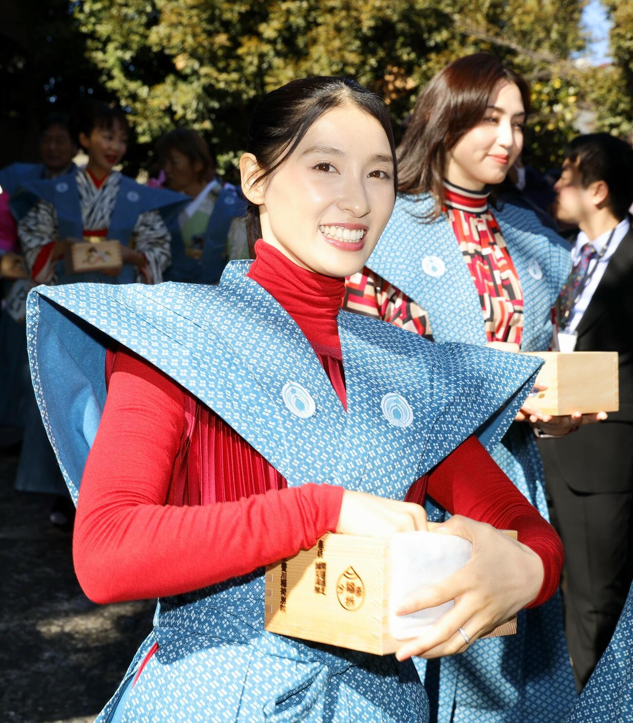 豊川稲荷東京別院節分会でお練りを行う土屋太鳳（撮影・山本朝陽）