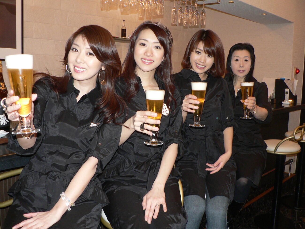 ショットバー「YABEKE」をオープンした（左から）矢部美穂、妹美佳さん、美希さん、母の文子さん（2010年2月撮影）