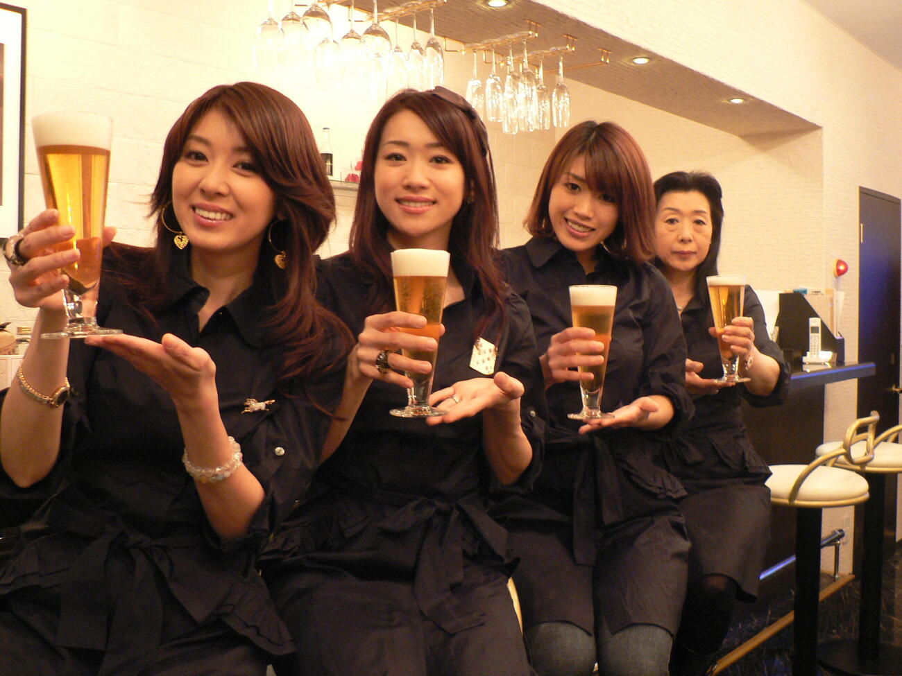 ショットバー「YABEKE」をオープンした（左から）矢部美穂、妹美佳さん、美希さん、母の文子さん（2010年2月撮影）