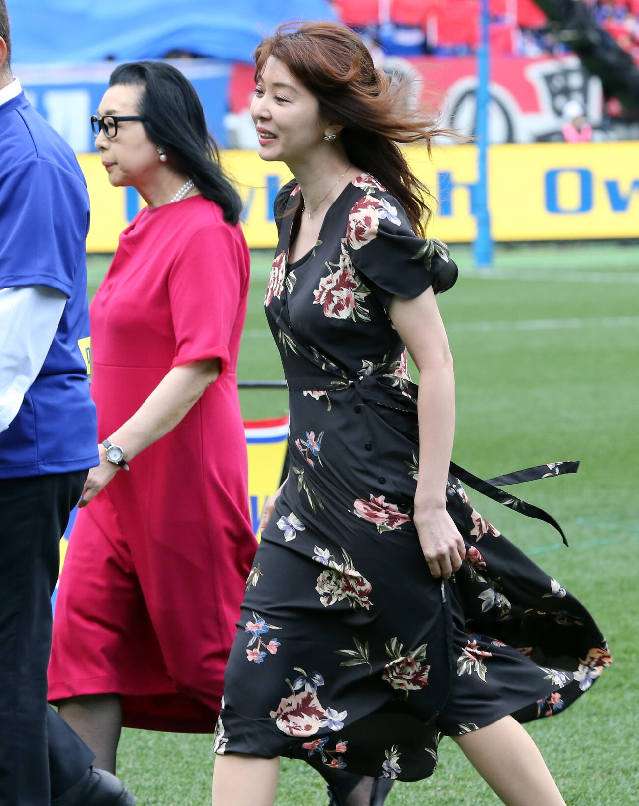 J1　横浜対G大阪　オープニングセレモニーに登場した矢部美穂（手前）、文子さん親子（2020年2月撮影）