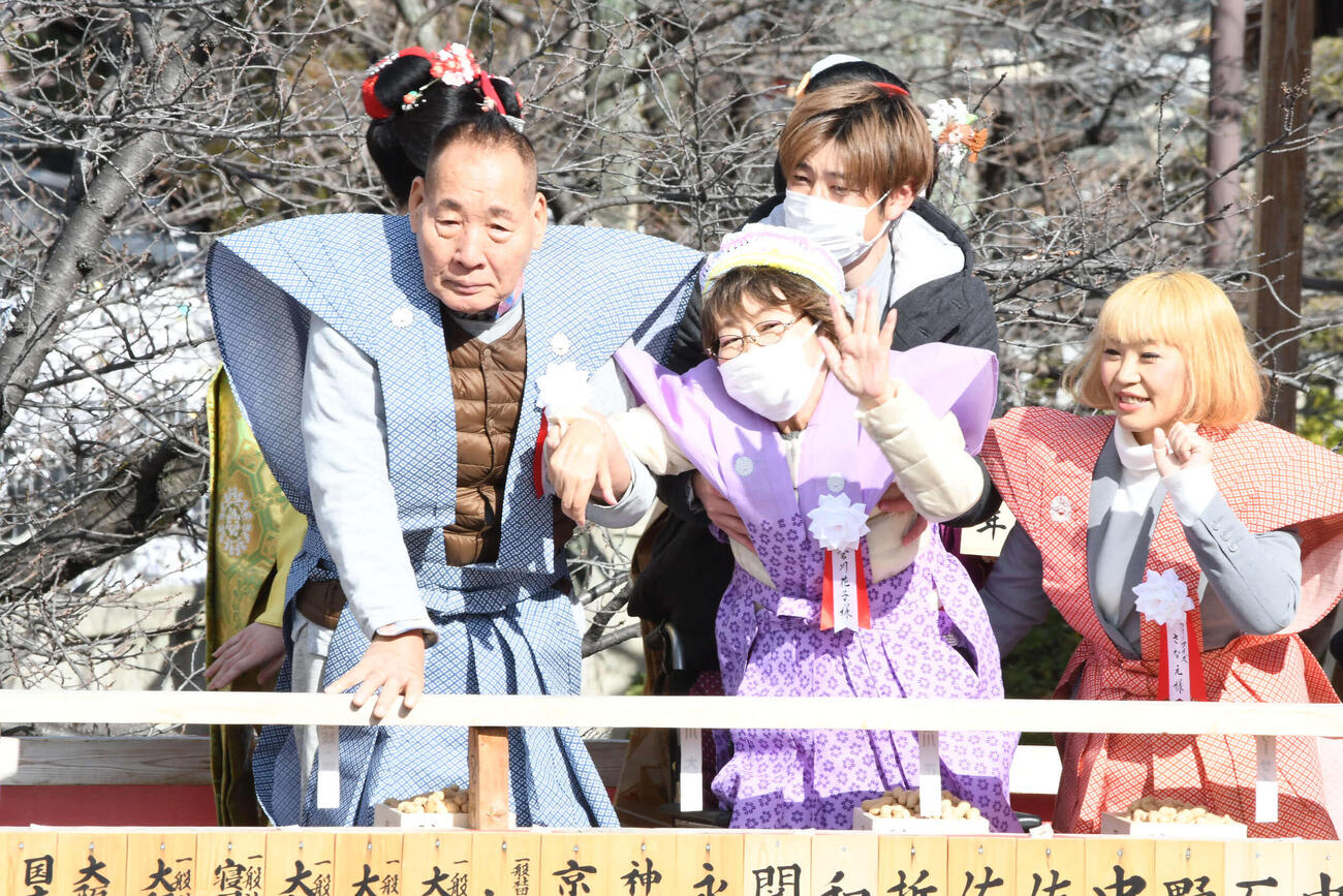 成田山不動尊（成田山大阪別院明王院）の節分祭に出席した宮川大助（左）花子（撮影・阪口孝志）