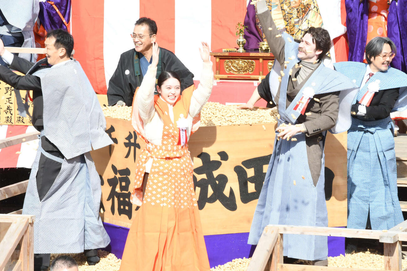 成田山不動尊（成田山大阪別院明王院）の節分祭で豪快に豆をまく髙石あかり（中央）（撮影・阪口孝志）