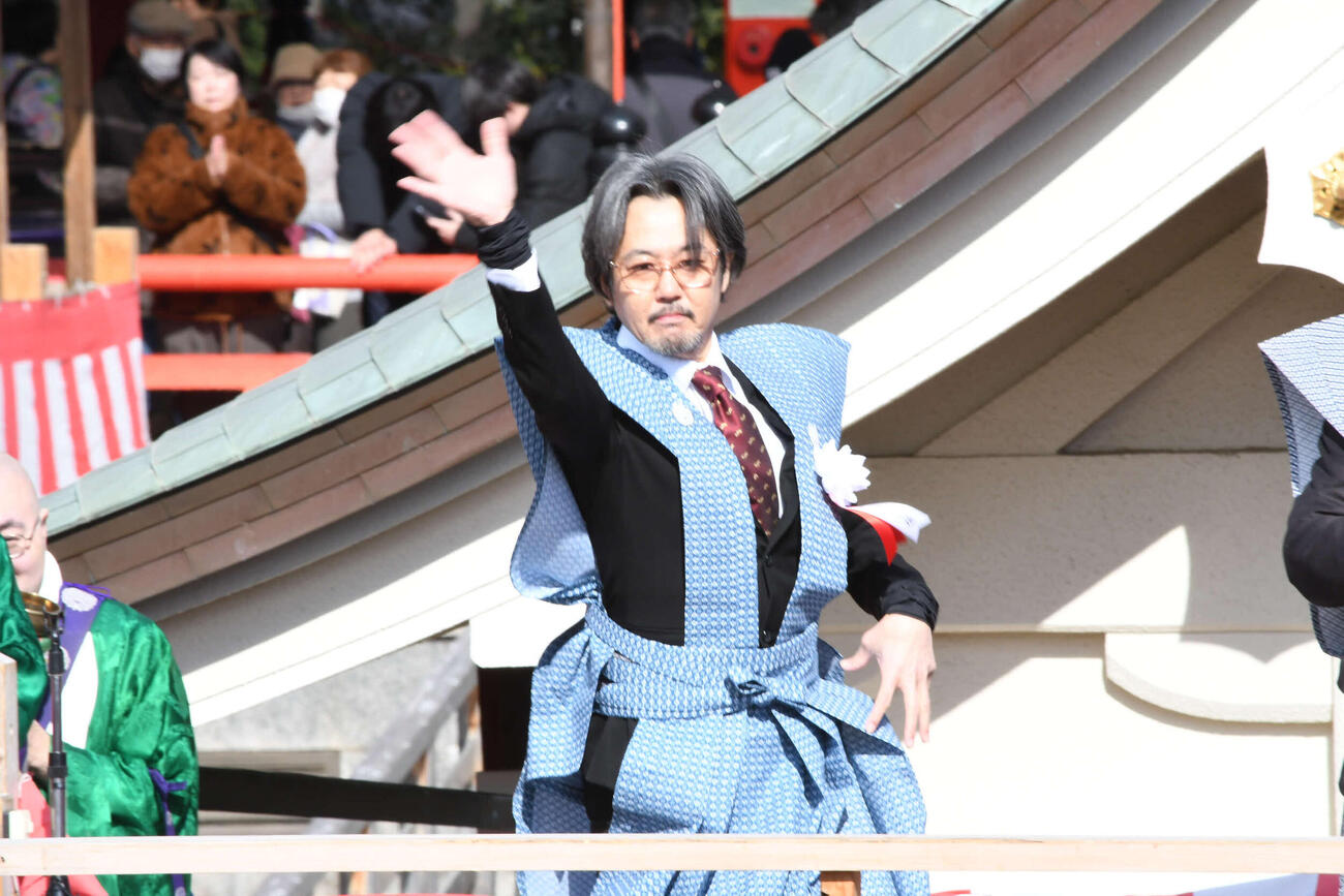 成田山不動尊（成田山大阪別院明王院）の節分祭に出席した岡部たかし（撮影・阪口孝志）
