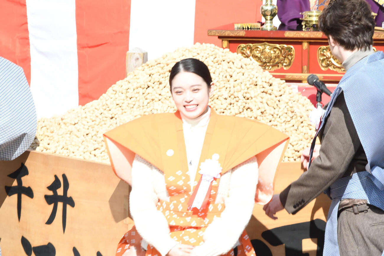 成田山不動尊（成田山大阪別院明王院）の節分祭に出席した髙石あかり（左）とトミー・バストウ（撮影・阪口孝志）