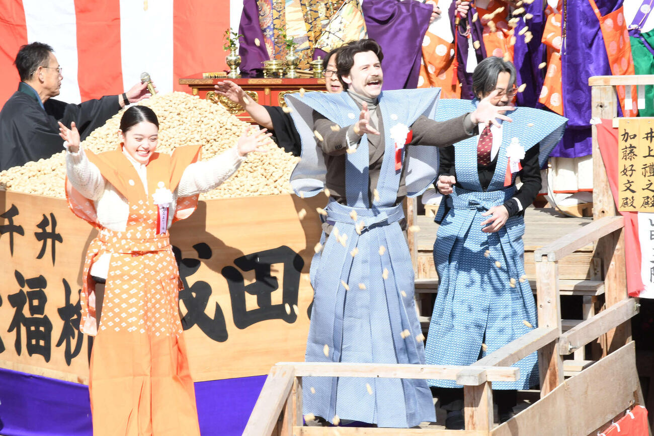 成田山不動尊（成田山大阪別院明王院）の節分祭で豪快に豆をまく、左から、髙石あかり、トミー・バストウ、岡部たかし（撮影・阪口孝志）