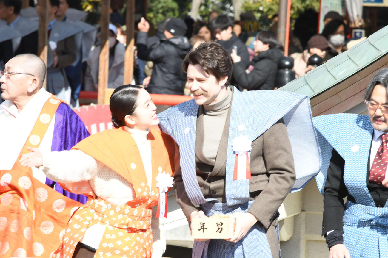 成田山不動尊（成田山大阪別院明王院）の節分祭に出席した髙石あかり（左）とトミー・バストウ（撮影・阪口孝志）