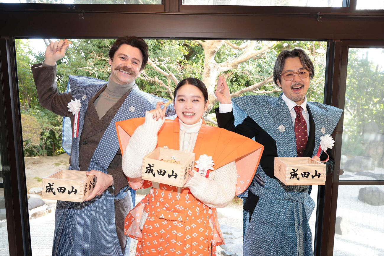 成田山不動尊（成田山大阪別院明王院）の節分祭に出席した、左から、トミー・バストウ、髙石あかり、岡部たかし