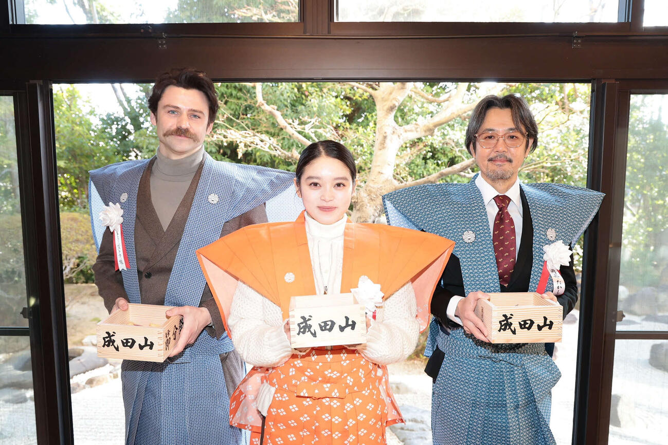 成田山不動尊（成田山大阪別院明王院）の節分祭に出席した、左から、トミー・バストウ、髙石あかり、岡部たかし