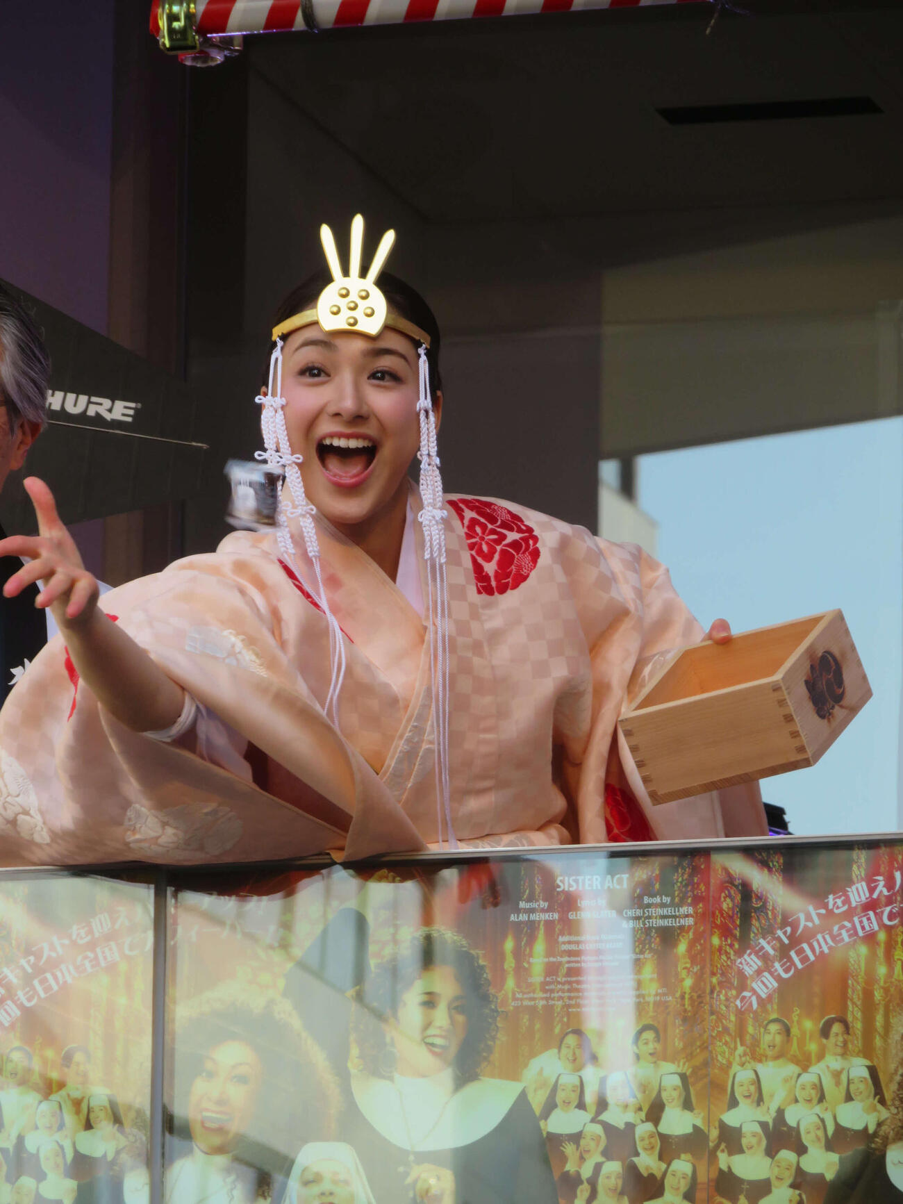 水天宮節分祭で豆をまく平祐奈（撮影・川田和博）