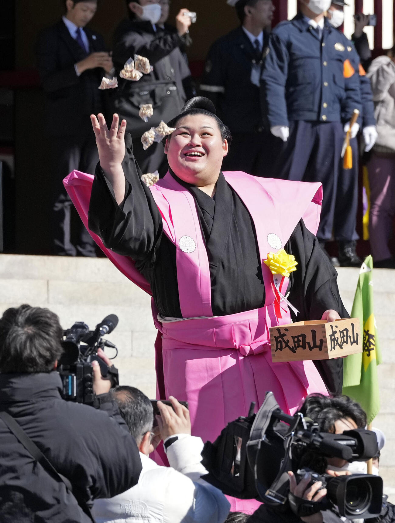 成田山新勝寺の節分会で、豆をまく横綱大の里関＝3日午前、千葉県成田市（共同）