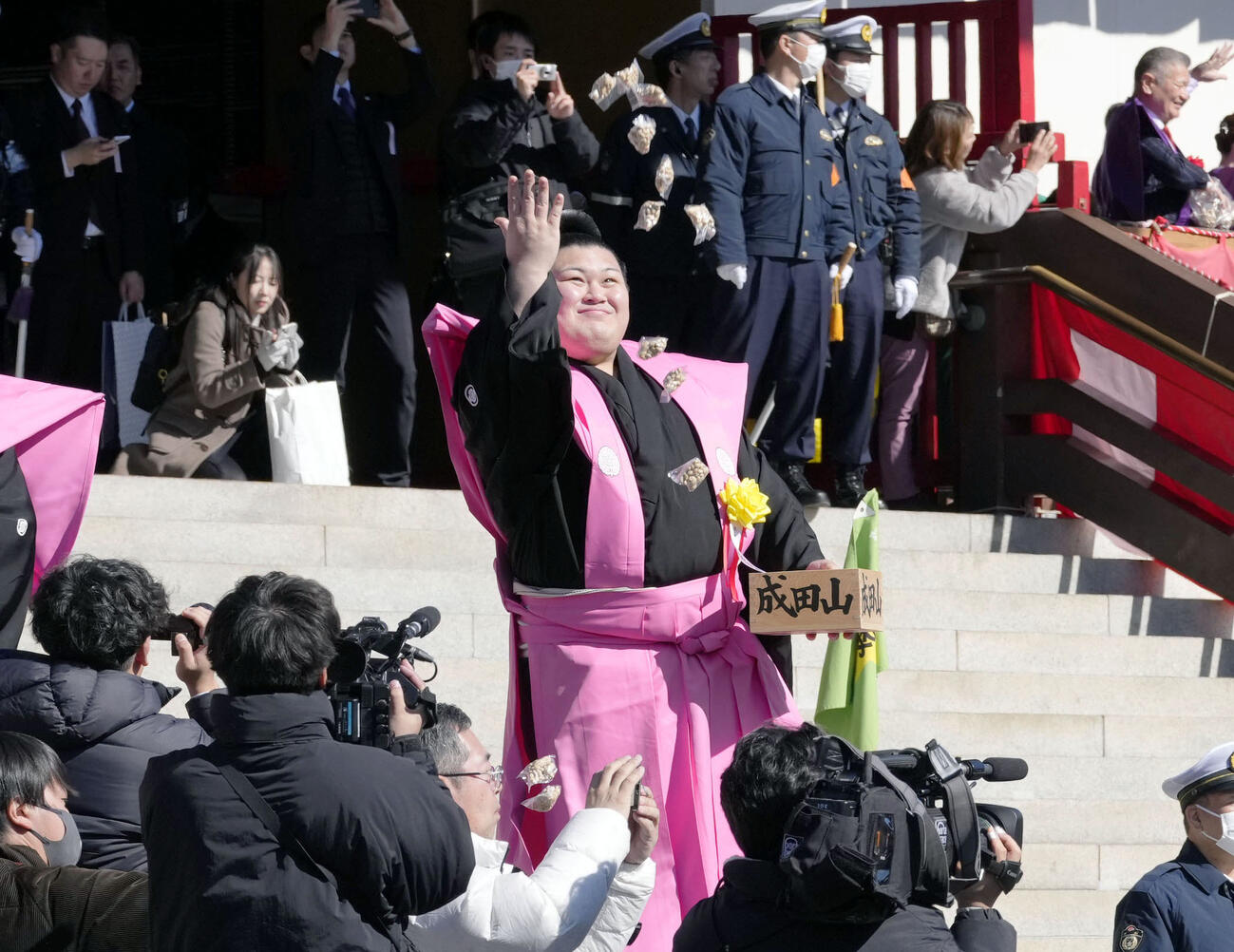成田山新勝寺の節分会で、豆をまく横綱大の里関（共同）