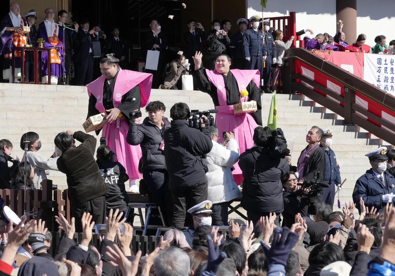 成田山新勝寺の節分会で、豆をまく横綱大の里関（右）（共同）