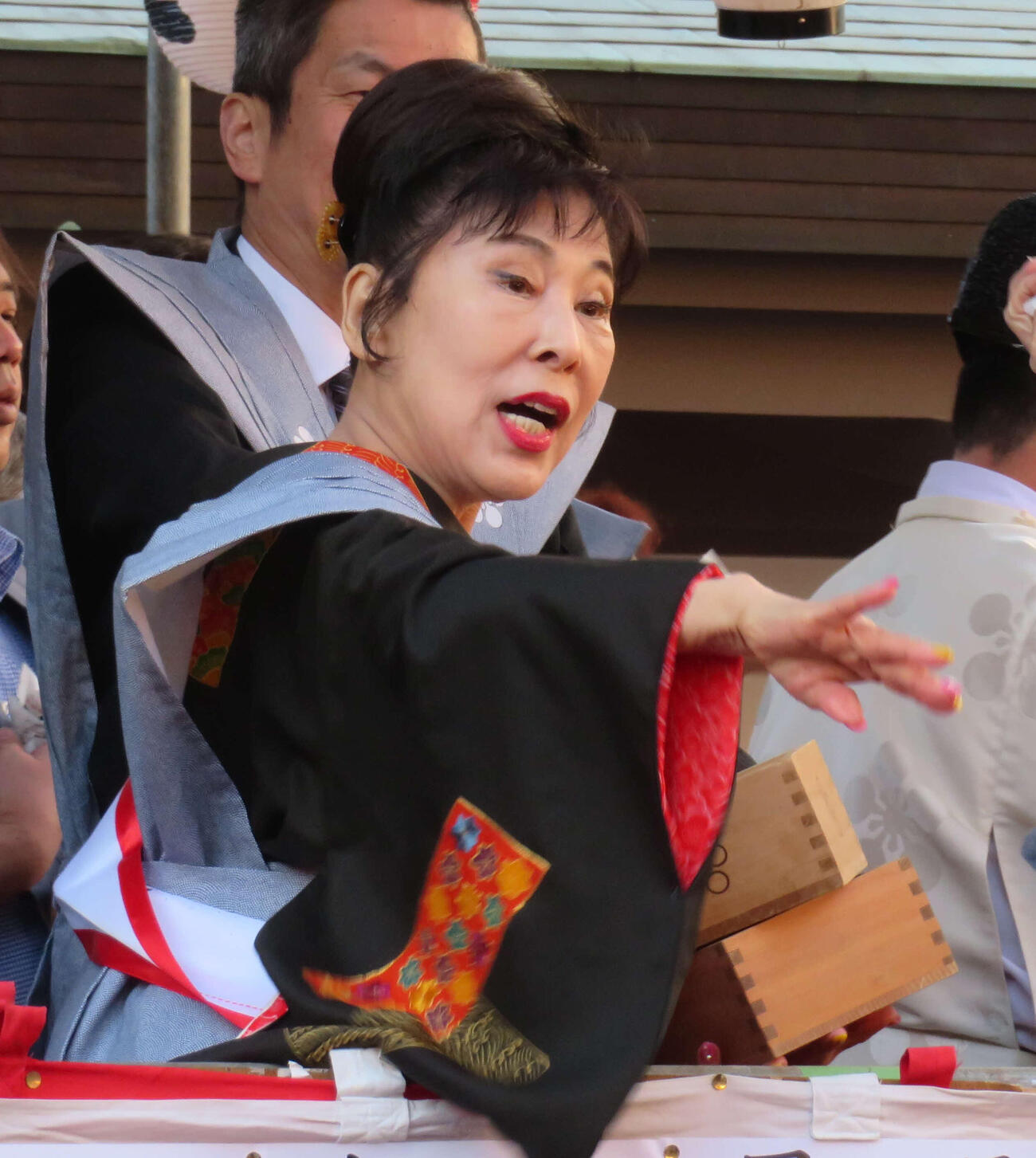 節分会で豆をまく原田悠里