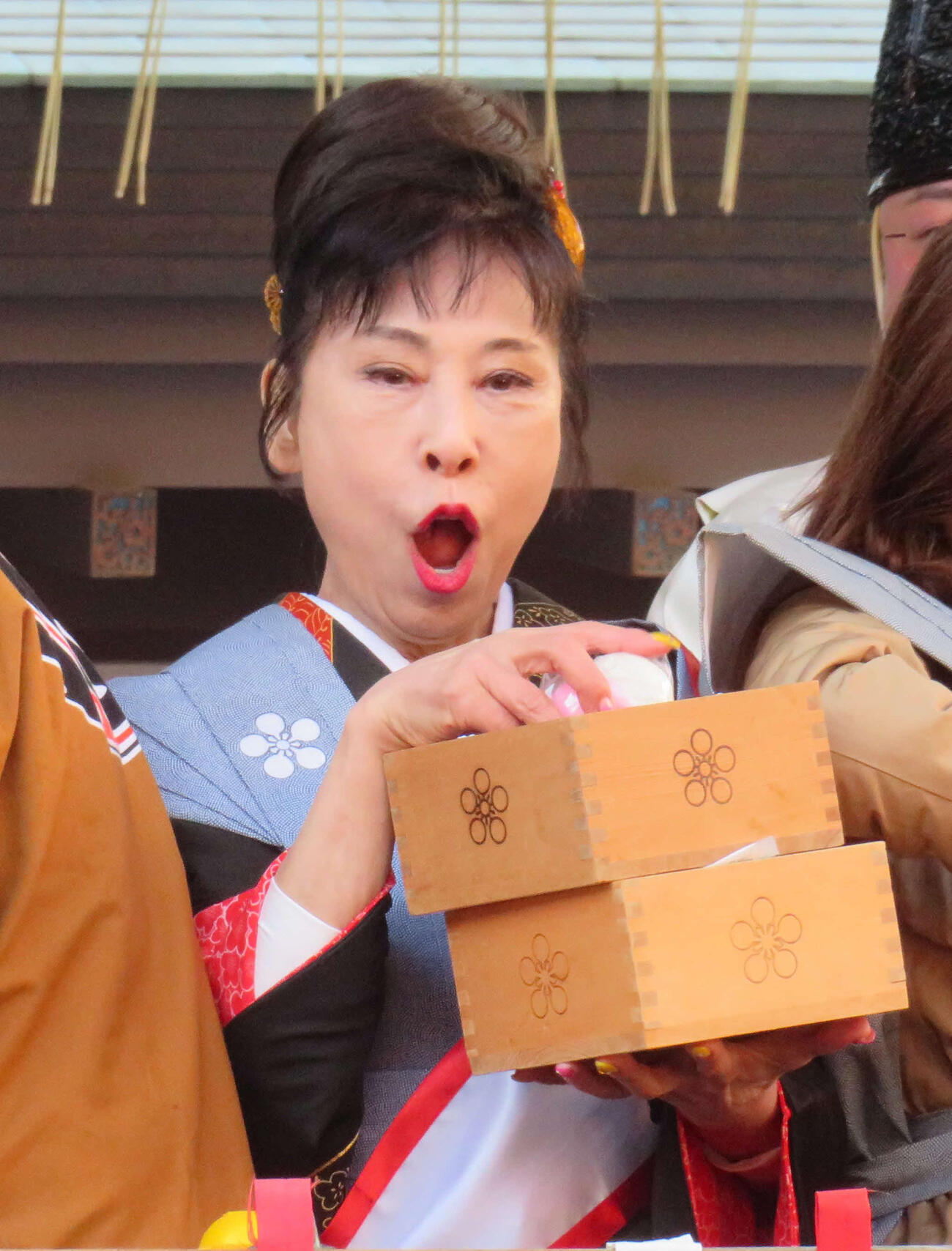 節分会で豆をまく原田悠里