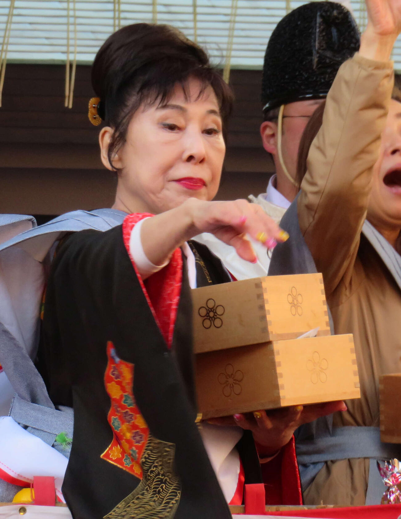 節分会で豆をまく原田悠里